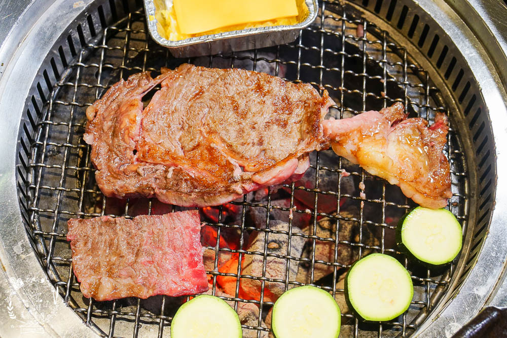 秘町無煙炭火燒肉民族店|高雄人超愛的燒烤吃到飽!燒肉和牛生魚片吃到飽?居然有美國進口藍寶石葡萄?