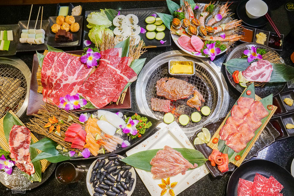 秘町無煙炭火燒肉民族店|高雄人超愛的燒烤吃到飽!燒肉和牛生魚片吃到飽?居然有美國進口藍寶石葡萄?