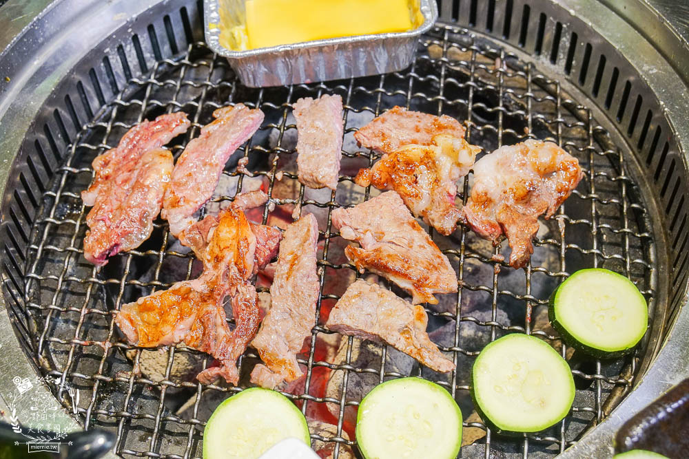 秘町無煙炭火燒肉民族店|高雄人超愛的燒烤吃到飽!燒肉和牛生魚片吃到飽?居然有美國進口藍寶石葡萄?