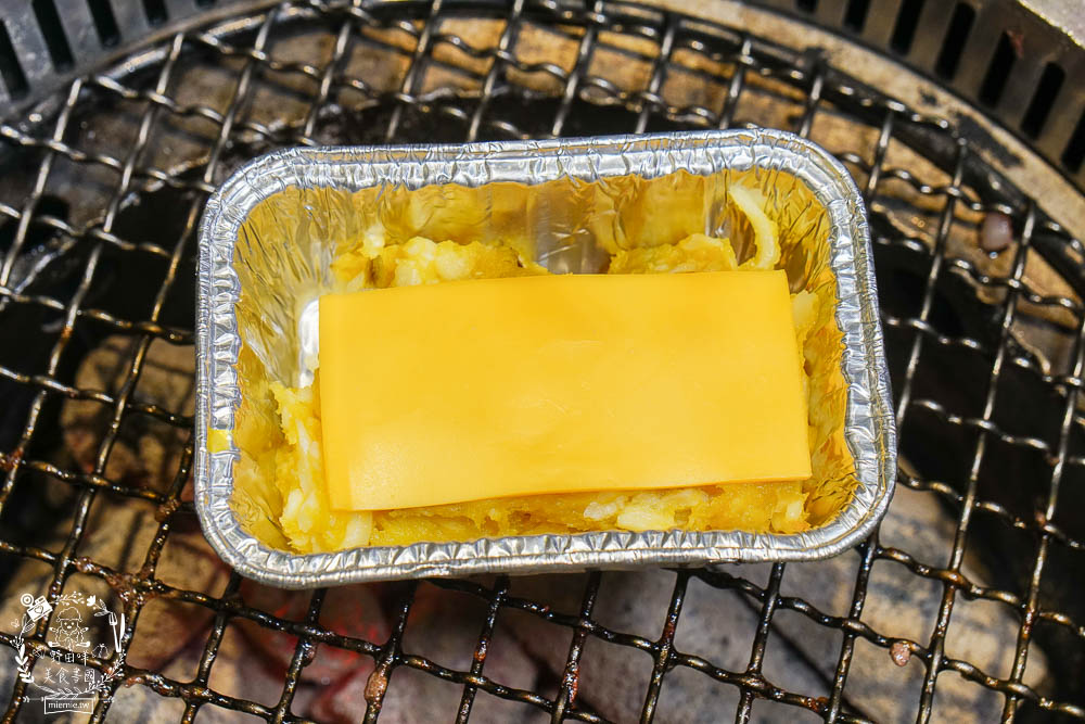 秘町無煙炭火燒肉民族店|高雄人超愛的燒烤吃到飽!燒肉和牛生魚片吃到飽?居然有美國進口藍寶石葡萄?