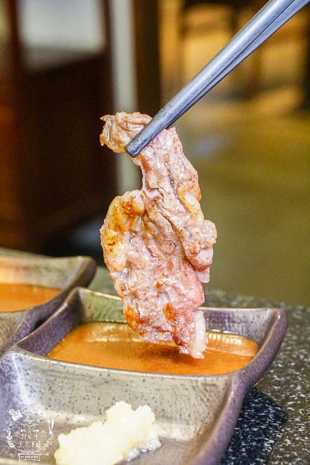 秘町無煙炭火燒肉民族店|高雄人超愛的燒烤吃到飽!燒肉和牛生魚片吃到飽?居然有美國進口藍寶石葡萄?