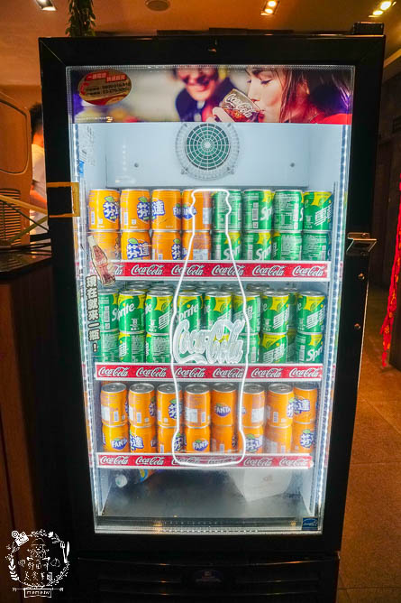 秘町無煙炭火燒肉民族店|高雄人超愛的燒烤吃到飽!燒肉和牛生魚片吃到飽?居然有美國進口藍寶石葡萄?