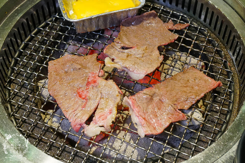 秘町無煙炭火燒肉民族店|高雄人超愛的燒烤吃到飽!燒肉和牛生魚片吃到飽?居然有美國進口藍寶石葡萄?