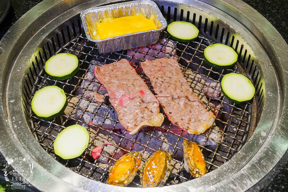 秘町無煙炭火燒肉民族店|高雄人超愛的燒烤吃到飽!燒肉和牛生魚片吃到飽?居然有美國進口藍寶石葡萄?