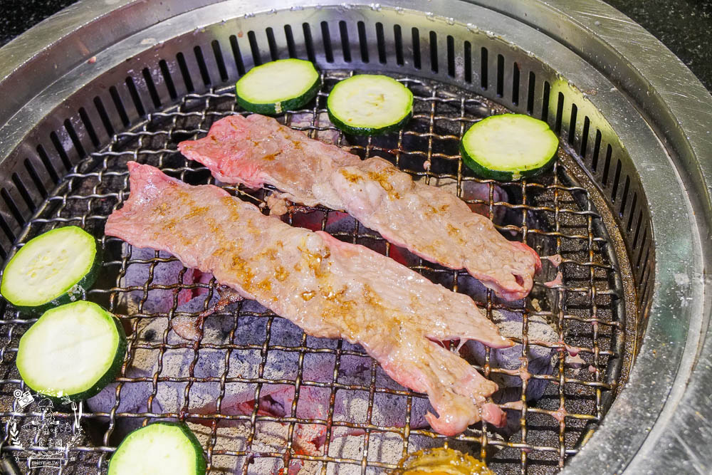 秘町無煙炭火燒肉民族店|高雄人超愛的燒烤吃到飽!燒肉和牛生魚片吃到飽?居然有美國進口藍寶石葡萄?