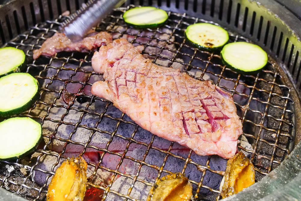 秘町無煙炭火燒肉民族店|高雄人超愛的燒烤吃到飽!燒肉和牛生魚片吃到飽?居然有美國進口藍寶石葡萄?