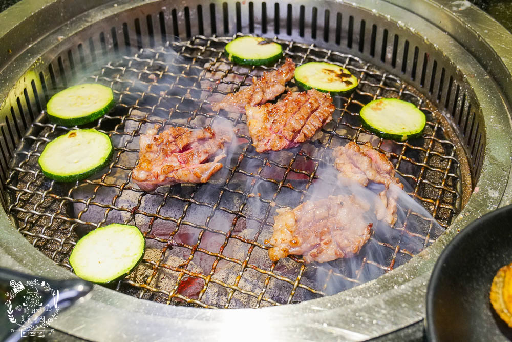 秘町無煙炭火燒肉民族店|高雄人超愛的燒烤吃到飽!燒肉和牛生魚片吃到飽?居然有美國進口藍寶石葡萄?