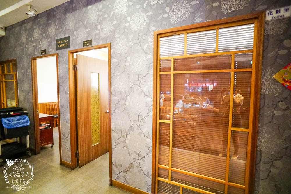 秘町無煙炭火燒肉民族店|高雄人超愛的燒烤吃到飽!燒肉和牛生魚片吃到飽?居然有美國進口藍寶石葡萄?