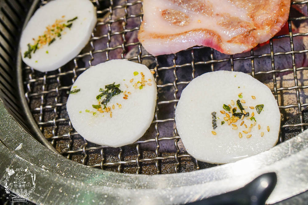 秘町無煙炭火燒肉民族店|高雄人超愛的燒烤吃到飽!燒肉和牛生魚片吃到飽?居然有美國進口藍寶石葡萄?