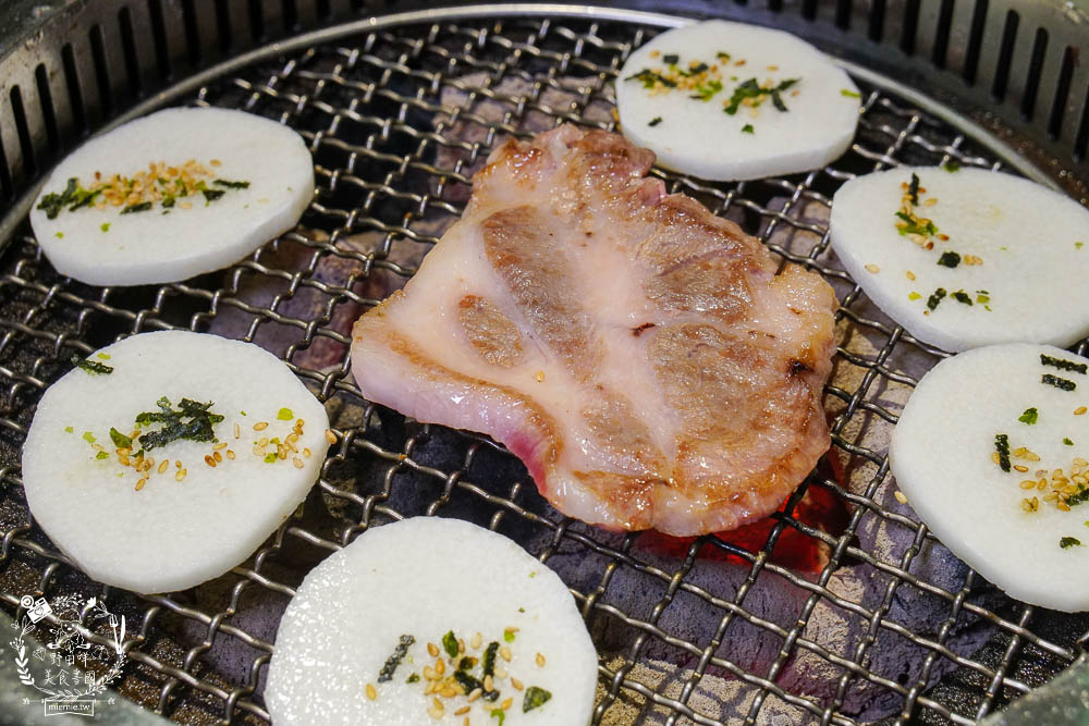 秘町無煙炭火燒肉民族店|高雄人超愛的燒烤吃到飽!燒肉和牛生魚片吃到飽?居然有美國進口藍寶石葡萄?