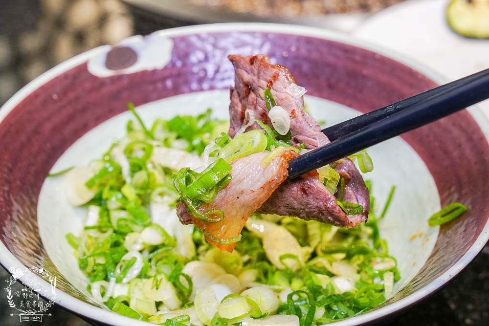 秘町無煙炭火燒肉民族店|高雄人超愛的燒烤吃到飽!燒肉和牛生魚片吃到飽?居然有美國進口藍寶石葡萄?