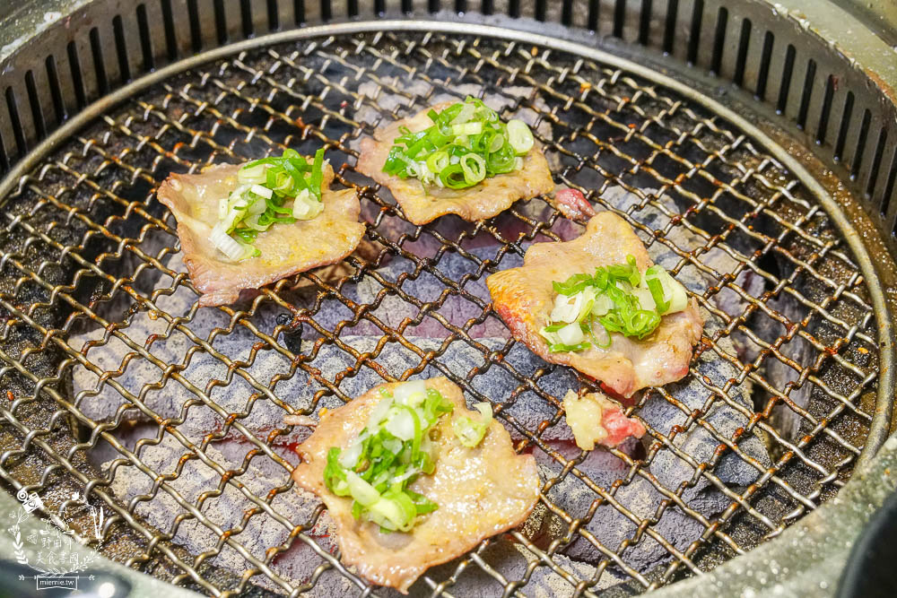 秘町無煙炭火燒肉民族店|高雄人超愛的燒烤吃到飽!燒肉和牛生魚片吃到飽?居然有美國進口藍寶石葡萄?