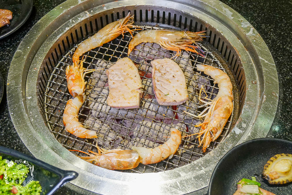 秘町無煙炭火燒肉民族店|高雄人超愛的燒烤吃到飽!燒肉和牛生魚片吃到飽?居然有美國進口藍寶石葡萄?