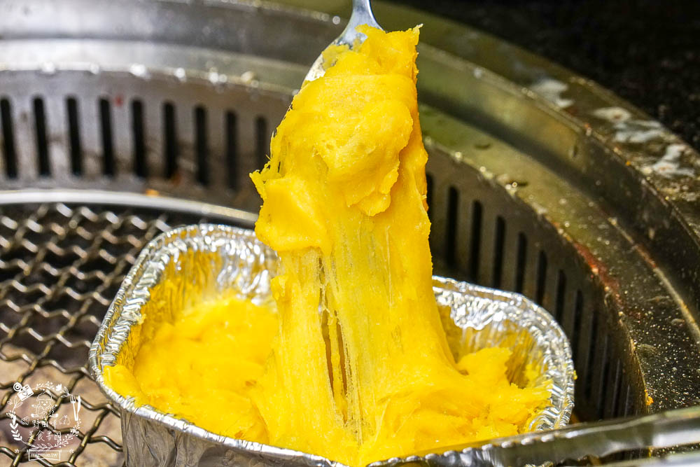 秘町無煙炭火燒肉民族店|高雄人超愛的燒烤吃到飽!燒肉和牛生魚片吃到飽?居然有美國進口藍寶石葡萄?