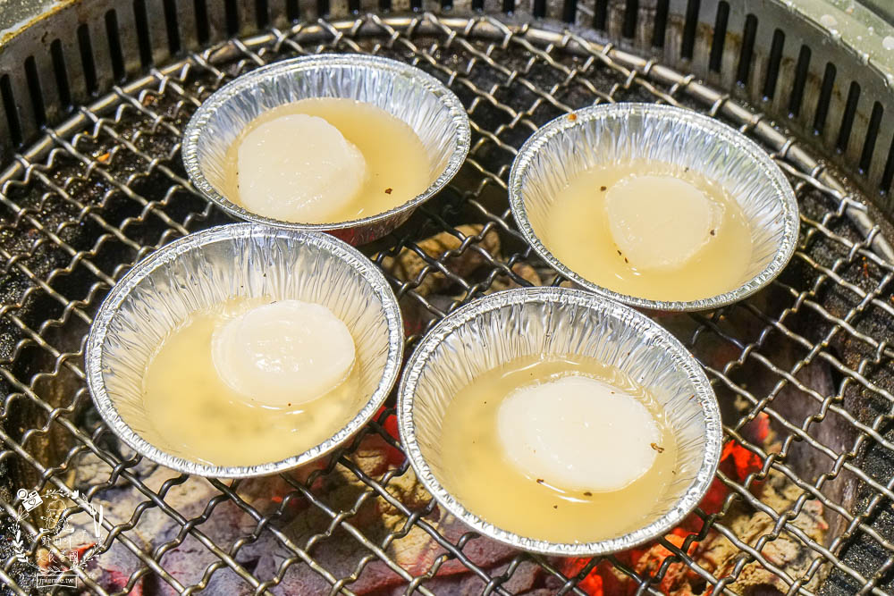 秘町無煙炭火燒肉民族店|高雄人超愛的燒烤吃到飽!燒肉和牛生魚片吃到飽?居然有美國進口藍寶石葡萄?