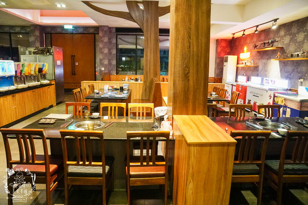 秘町無煙炭火燒肉民族店|高雄人超愛的燒烤吃到飽!燒肉和牛生魚片吃到飽?居然有美國進口藍寶石葡萄?