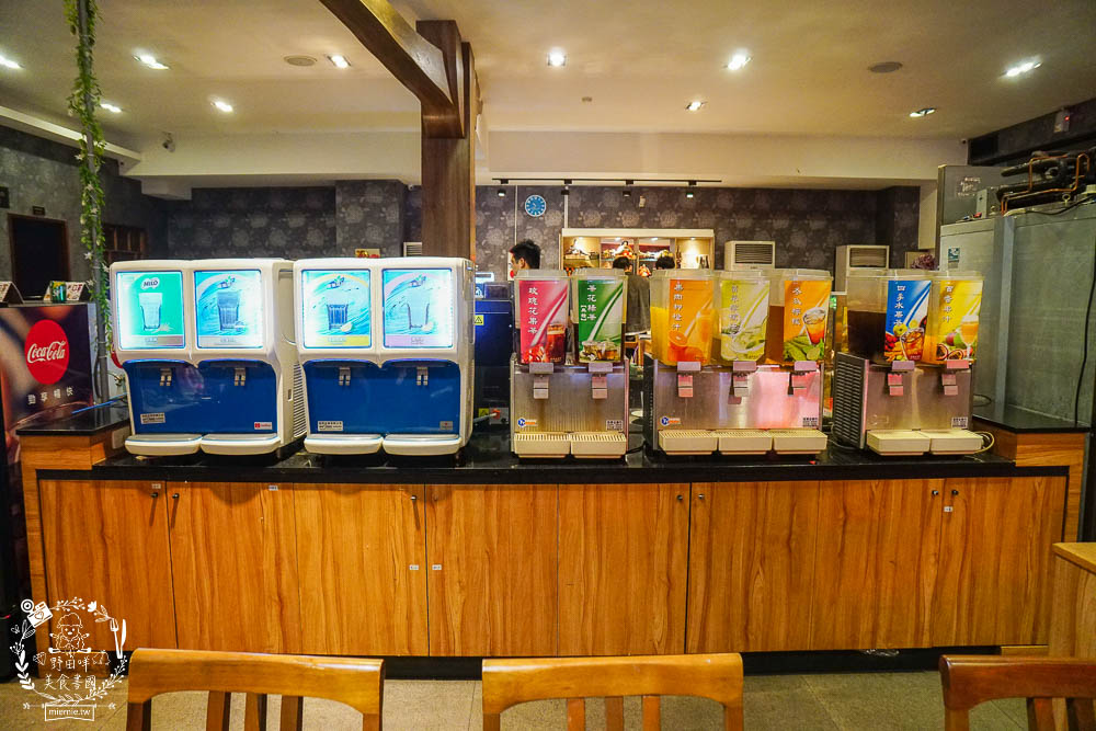 秘町無煙炭火燒肉民族店|高雄人超愛的燒烤吃到飽!燒肉和牛生魚片吃到飽?居然有美國進口藍寶石葡萄?