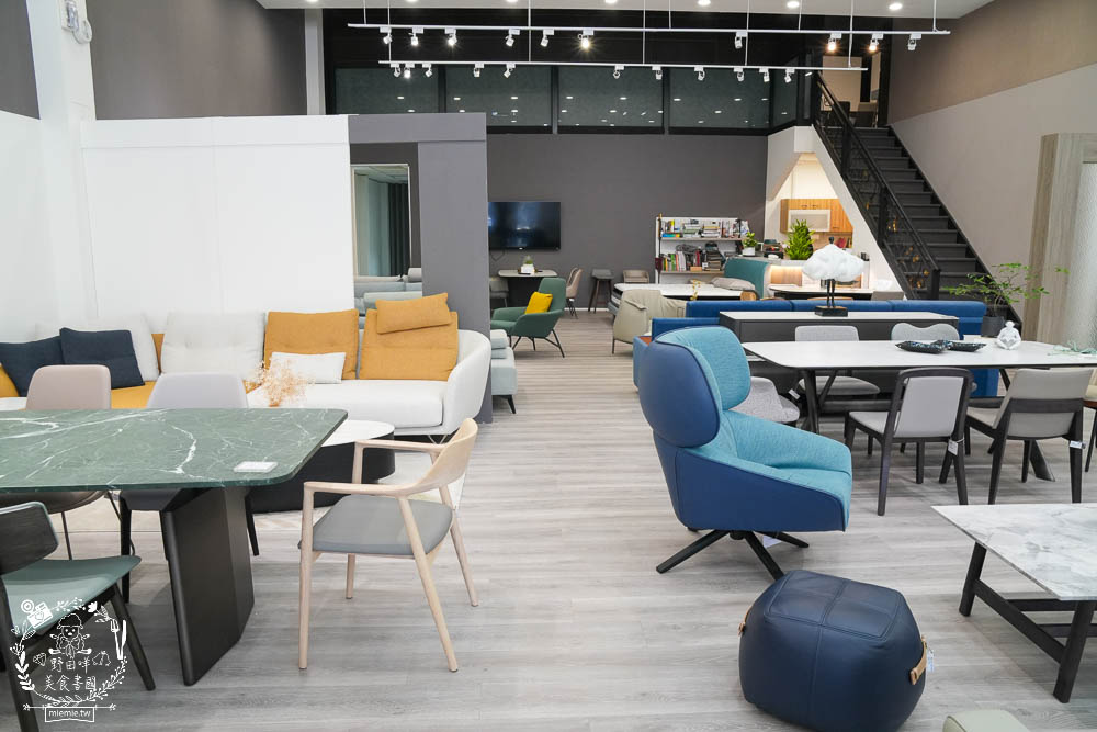 台南沙發推薦!第諾沙發設計大師高品質又充滿時尚感的客製化沙發工廠!沙發還佛心提供十年保固?