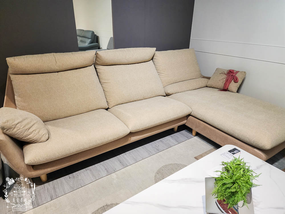 台南沙發推薦!第諾沙發設計大師高品質又充滿時尚感的客製化沙發工廠!沙發還佛心提供十年保固?