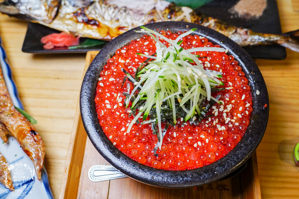 高雄[築田日式創意料理居酒屋]醬漬鮭魚卵丼超人氣銷魂必點!滿滿的鮭魚卵多到看不見米飯?