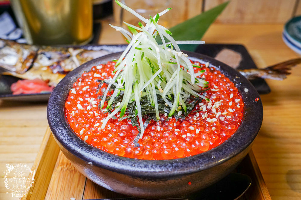 高雄[築田日式創意料理居酒屋]醬漬鮭魚卵丼超人氣銷魂必點!滿滿的鮭魚卵多到看不見米飯?