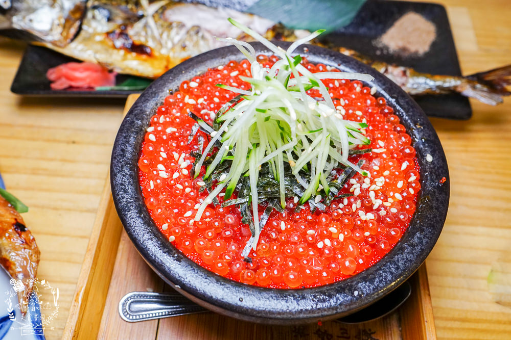 高雄[築田日式創意料理居酒屋]醬漬鮭魚卵丼超人氣銷魂必點!滿滿的鮭魚卵多到看不見米飯?