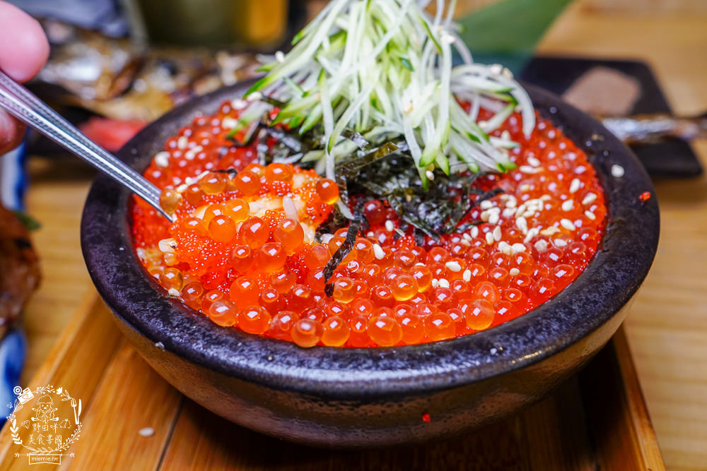 高雄[築田日式創意料理居酒屋]醬漬鮭魚卵丼超人氣銷魂必點!滿滿的鮭魚卵多到看不見米飯?