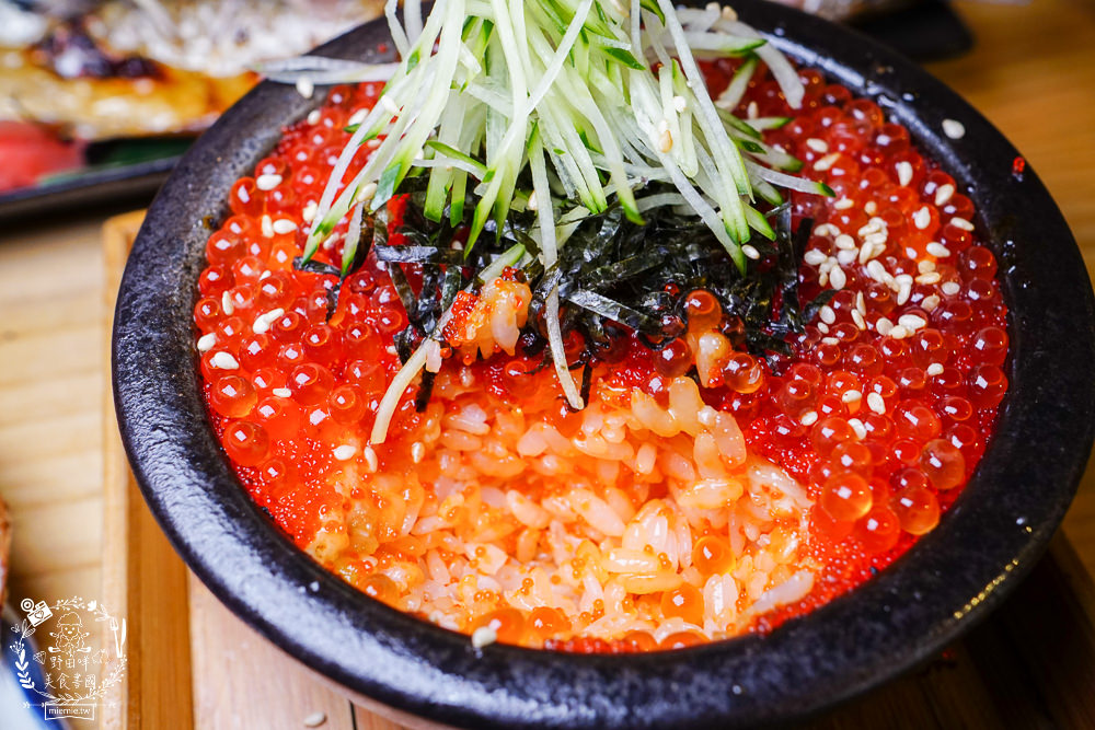 高雄[築田日式創意料理居酒屋]醬漬鮭魚卵丼超人氣銷魂必點!滿滿的鮭魚卵多到看不見米飯?