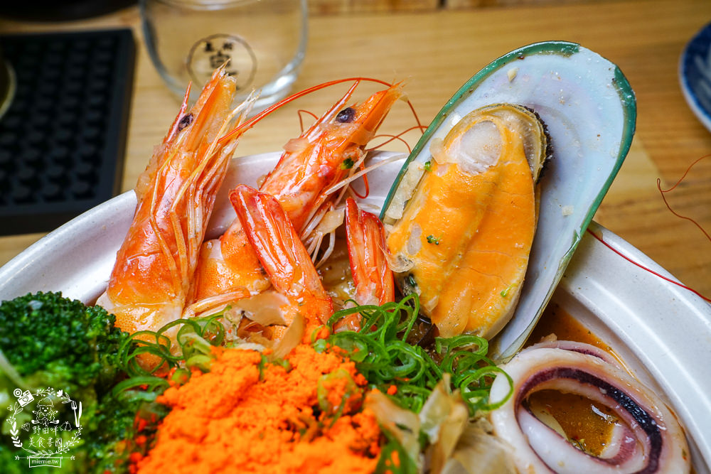 高雄[築田日式創意料理居酒屋]醬漬鮭魚卵丼超人氣銷魂必點!滿滿的鮭魚卵多到看不見米飯?