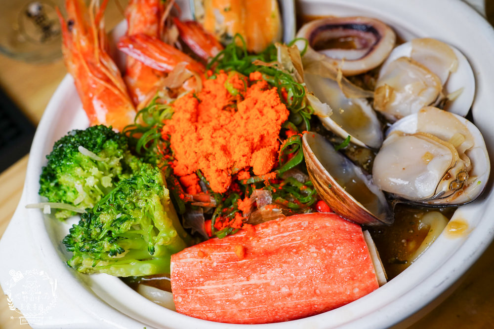 高雄[築田日式創意料理居酒屋]醬漬鮭魚卵丼超人氣銷魂必點!滿滿的鮭魚卵多到看不見米飯?