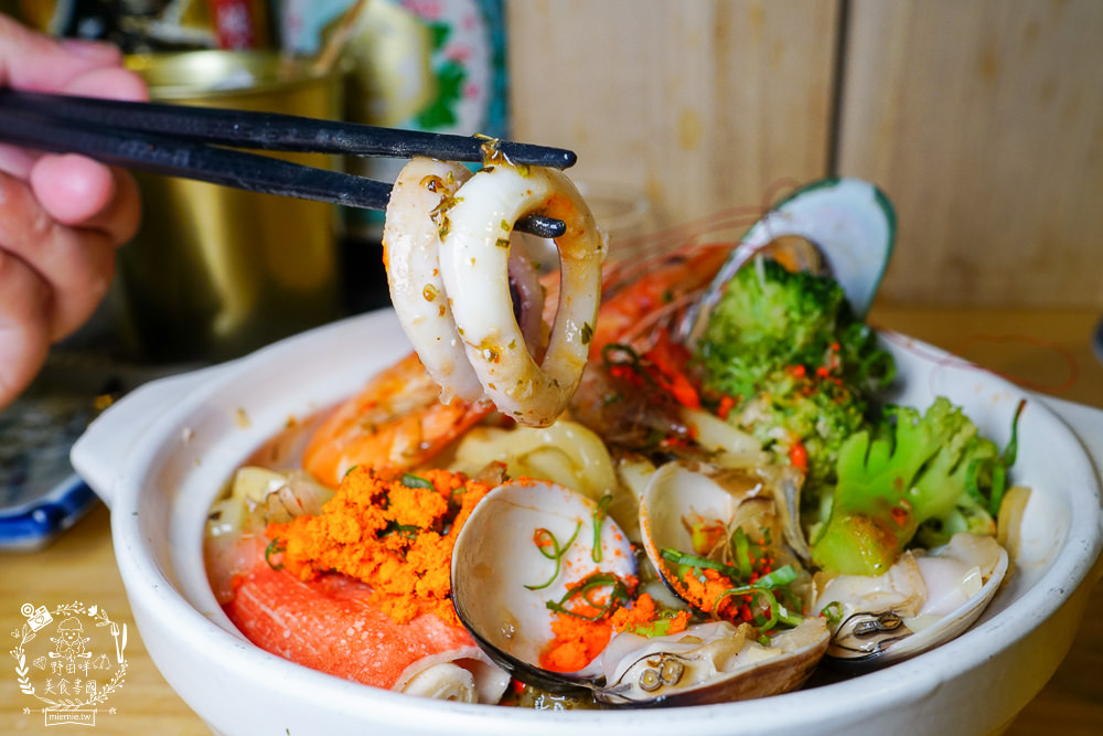 高雄[築田日式創意料理居酒屋]醬漬鮭魚卵丼超人氣銷魂必點!滿滿的鮭魚卵多到看不見米飯?