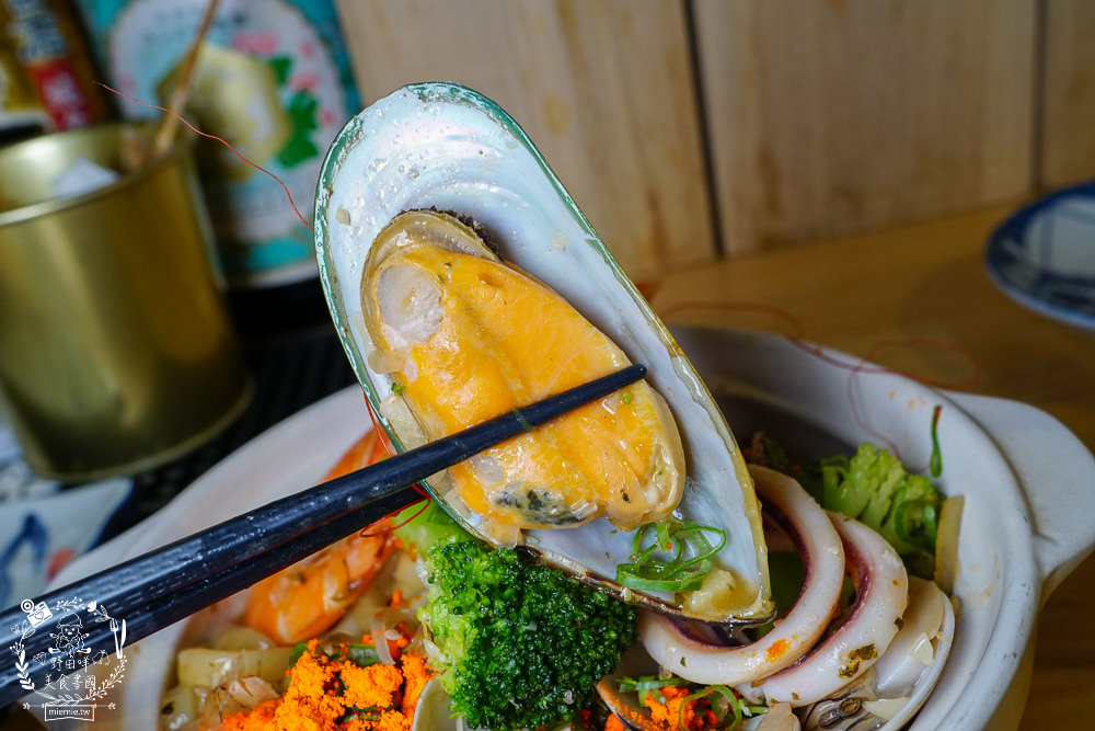 高雄[築田日式創意料理居酒屋]醬漬鮭魚卵丼超人氣銷魂必點!滿滿的鮭魚卵多到看不見米飯?