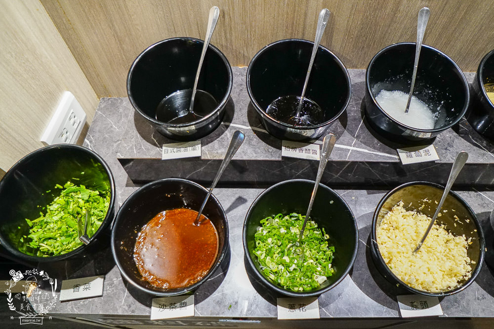 高雄[築間幸福鍋物]文山特區營業到凌晨4點的人氣鍋物?凌晨還有人在候位?