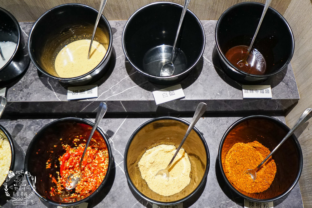 高雄[築間幸福鍋物]文山特區營業到凌晨4點的人氣鍋物?凌晨還有人在候位?