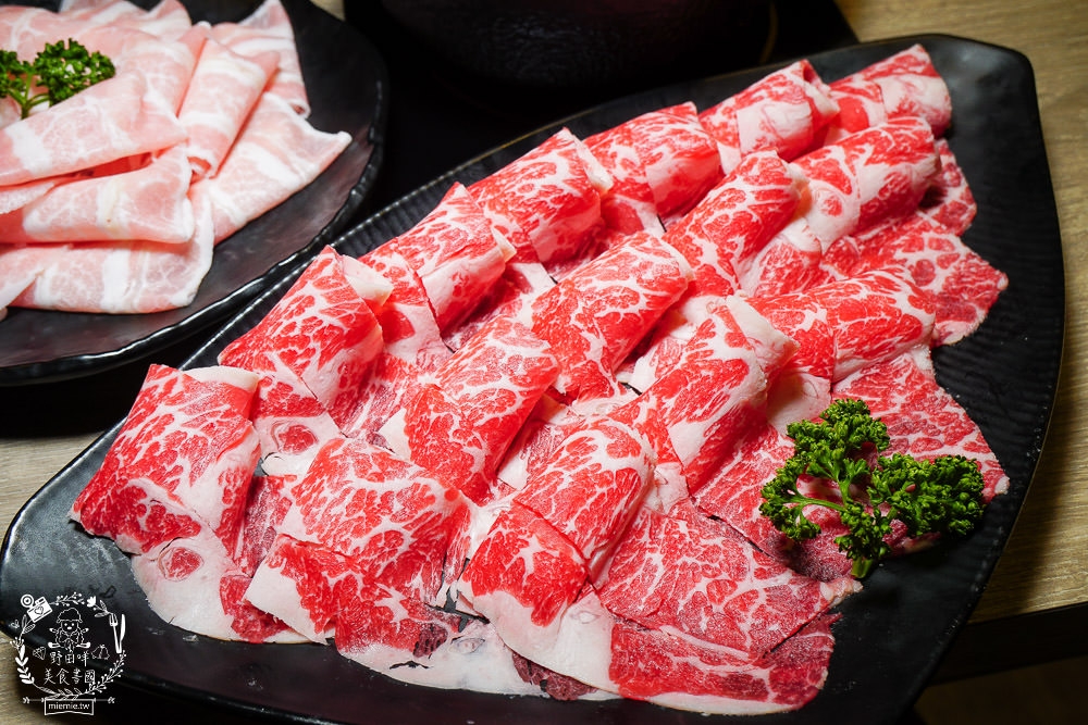 高雄[築間幸福鍋物]文山特區營業到凌晨4點的人氣鍋物?凌晨還有人在候位?