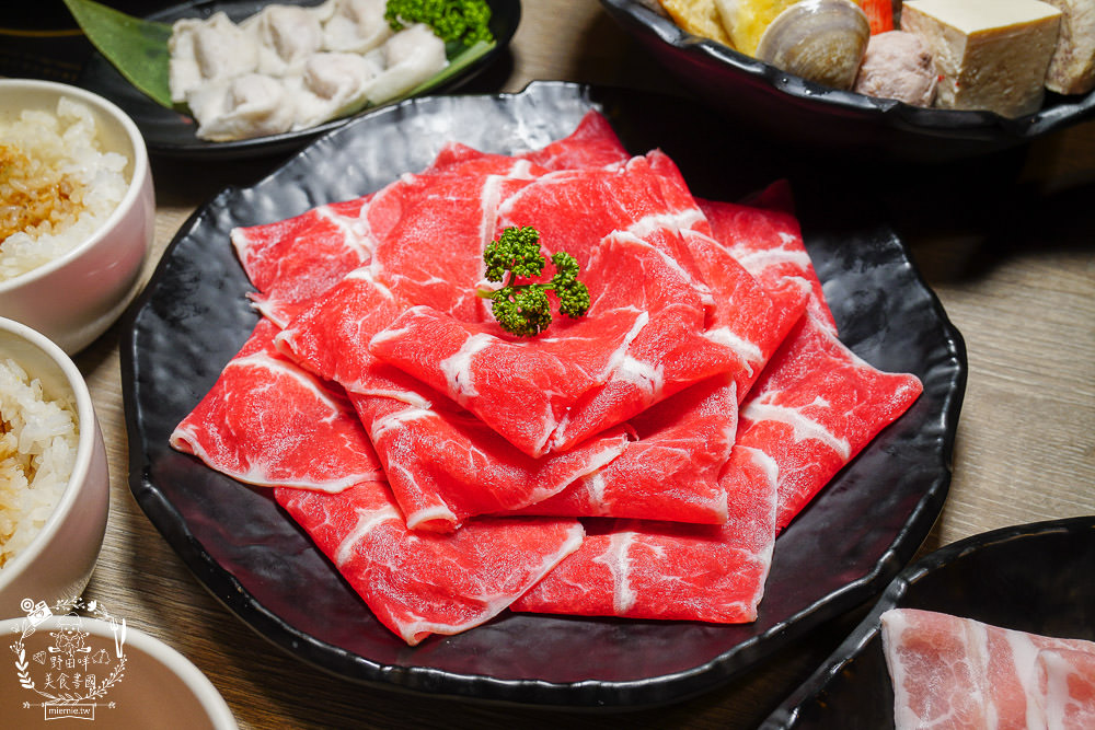 高雄[築間幸福鍋物]文山特區營業到凌晨4點的人氣鍋物?凌晨還有人在候位?