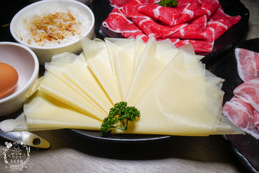 高雄[築間幸福鍋物]文山特區營業到凌晨4點的人氣鍋物?凌晨還有人在候位?