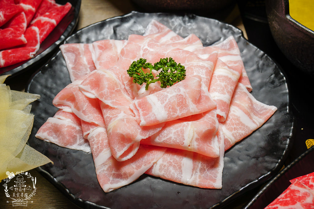 高雄[築間幸福鍋物]文山特區營業到凌晨4點的人氣鍋物?凌晨還有人在候位?