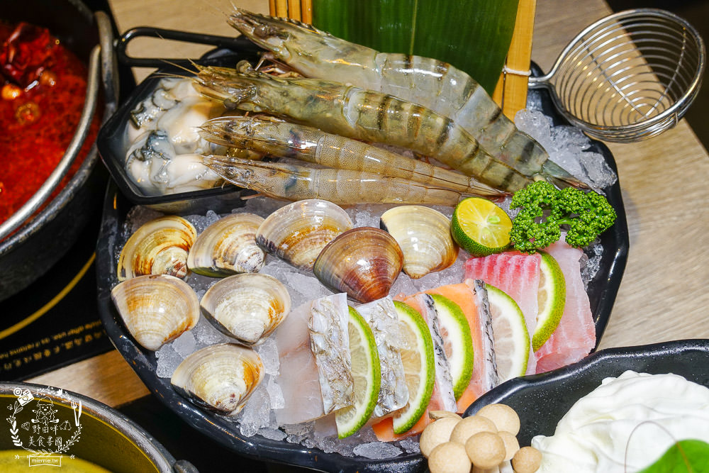 高雄[築間幸福鍋物]文山特區營業到凌晨4點的人氣鍋物?凌晨還有人在候位?