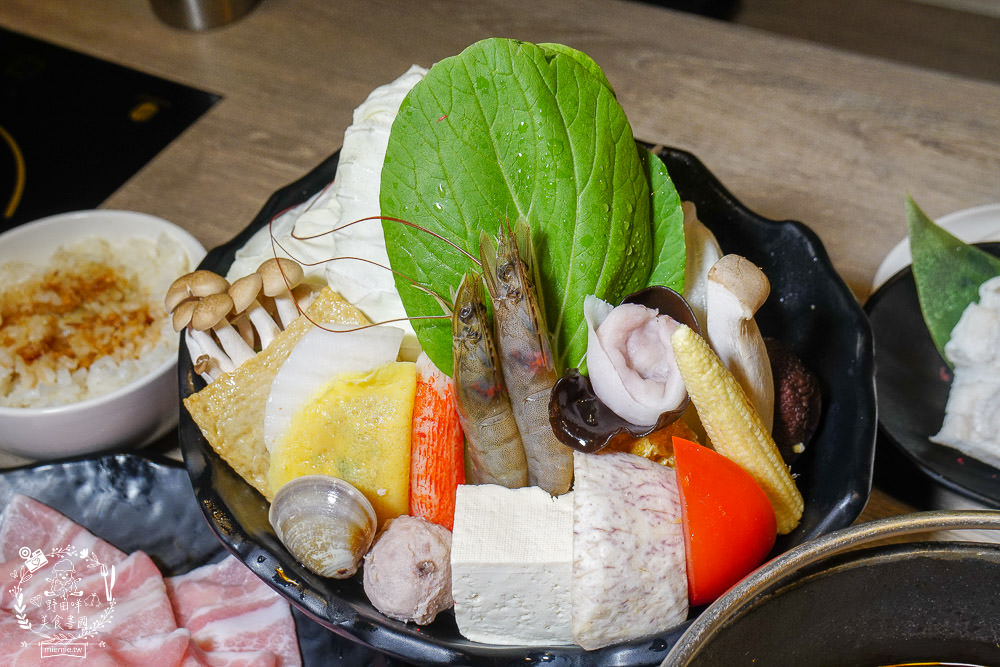 高雄[築間幸福鍋物]文山特區營業到凌晨4點的人氣鍋物?凌晨還有人在候位?