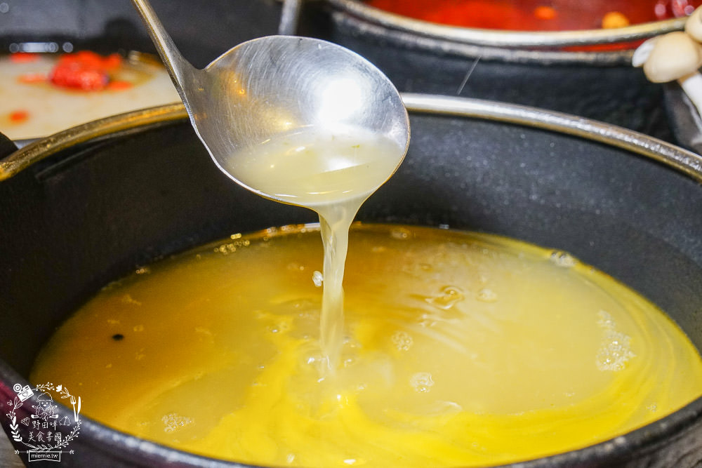 高雄[築間幸福鍋物]文山特區營業到凌晨4點的人氣鍋物?凌晨還有人在候位?