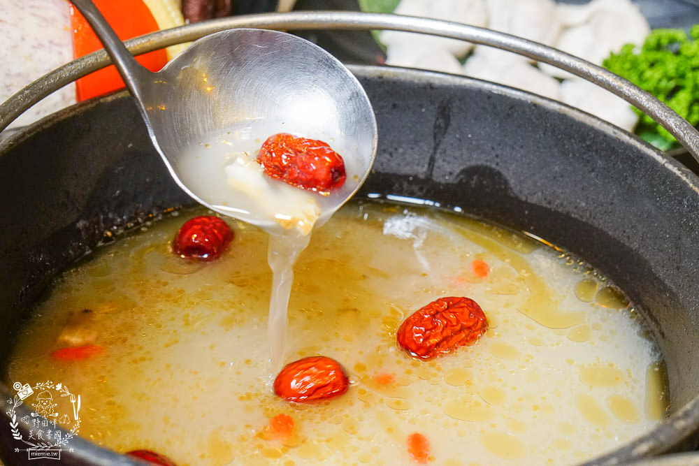 高雄[築間幸福鍋物]文山特區營業到凌晨4點的人氣鍋物?凌晨還有人在候位?