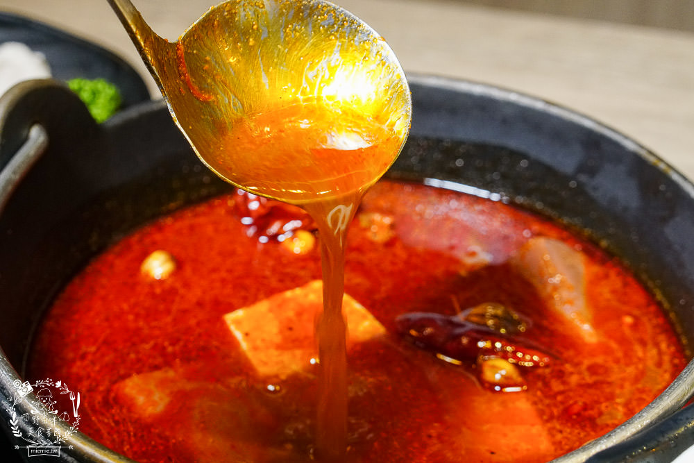 高雄[築間幸福鍋物]文山特區營業到凌晨4點的人氣鍋物?凌晨還有人在候位?