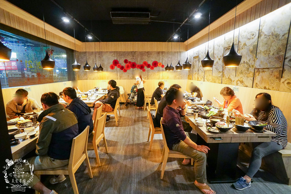 高雄[築間幸福鍋物]文山特區營業到凌晨4點的人氣鍋物?凌晨還有人在候位?