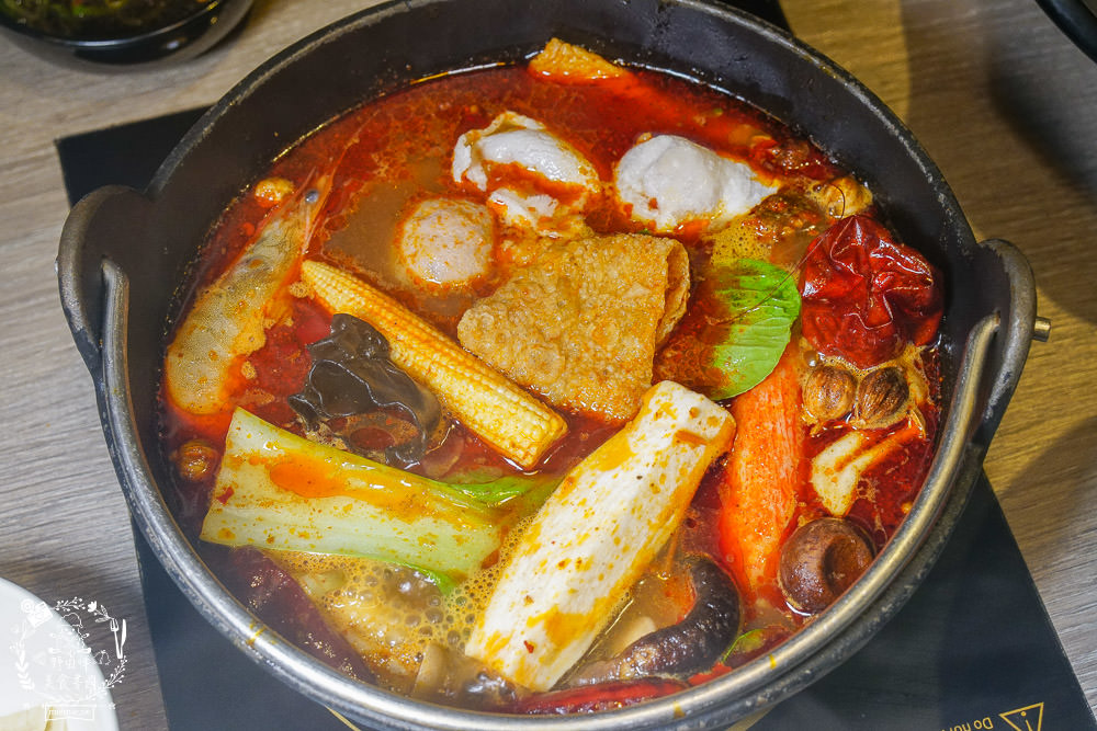 高雄[築間幸福鍋物]文山特區營業到凌晨4點的人氣鍋物?凌晨還有人在候位?