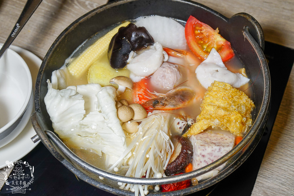 高雄[築間幸福鍋物]文山特區營業到凌晨4點的人氣鍋物?凌晨還有人在候位?