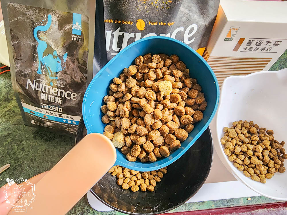 2024飼料推薦[八犬寵物Nutrience紐崔斯黑鑽頂級無穀飼料評價]超多飼主毛孩喜歡的寵物凍乾無穀飼料推薦