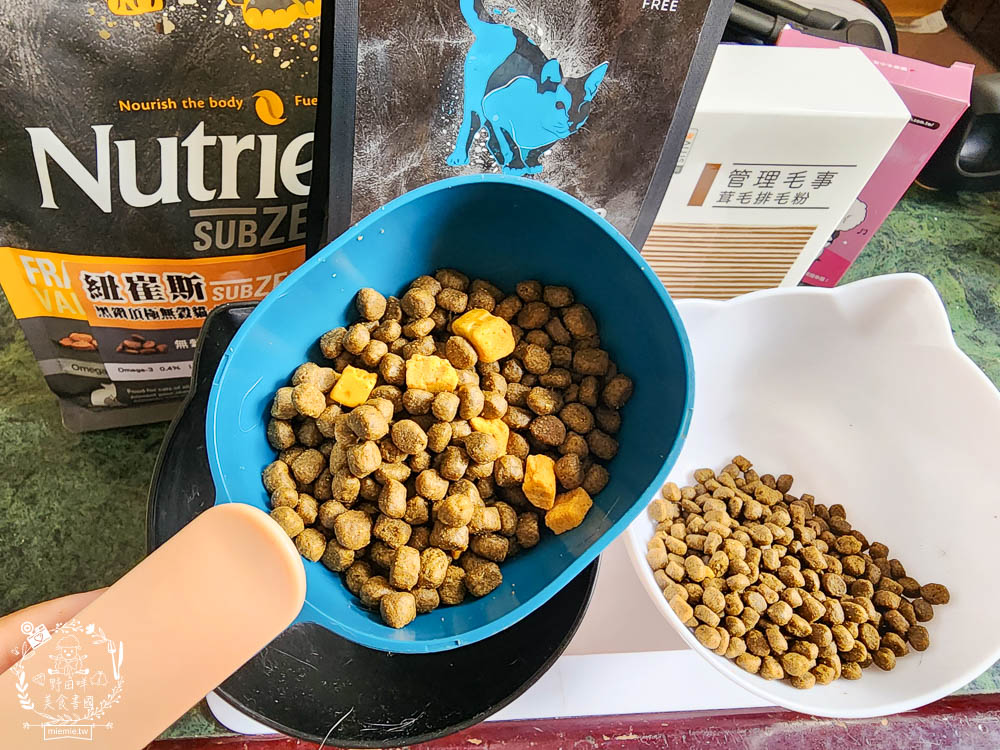 2024飼料推薦[八犬寵物Nutrience紐崔斯黑鑽頂級無穀飼料評價]超多飼主毛孩喜歡的寵物凍乾無穀飼料推薦