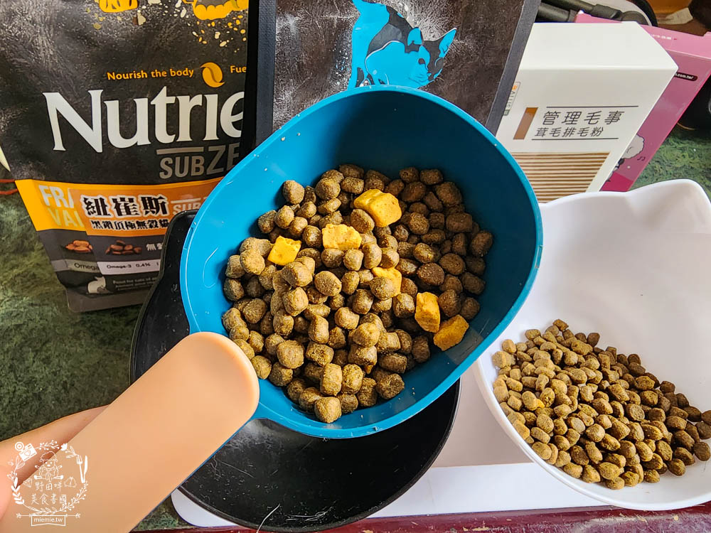 2024飼料推薦[八犬寵物Nutrience紐崔斯黑鑽頂級無穀飼料評價]超多飼主毛孩喜歡的寵物凍乾無穀飼料推薦