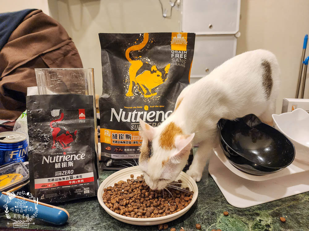 2024飼料推薦[八犬寵物Nutrience紐崔斯黑鑽頂級無穀飼料評價]超多飼主毛孩喜歡的寵物凍乾無穀飼料推薦